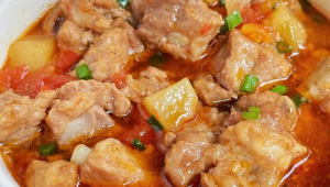 土豆蒸米粉肉图片（米粉土豆饼的做法）